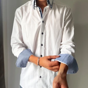 Skjorta - Skön skjorta för bra pris. Modellen är cirka 180cm. 