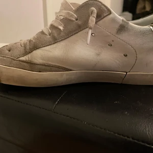  Philippe Model skor - Säljer ett par skor från Philippe Model i storlek 43. Skorna är rätt så använda och har stora defekter på insidan. Säljer dem för 500kr då dem är rejält använda. Hör av er vid funderingar eller fler bilder!!