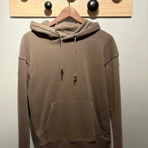 Beige hoodie med ficka - Säljer en stilren beige hoodie med känguruficka och justerbar huva. Perfekt för en avslappnad look. Passar bra till både jeans och joggers. Kolla profil för bundle 