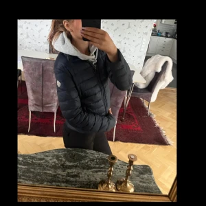 Blå dunjacka från Moncler - Säljer en jättesnygg blå dunjacka från Moncler!! Storlek 1 (s). Pris kan diskuteras☺️