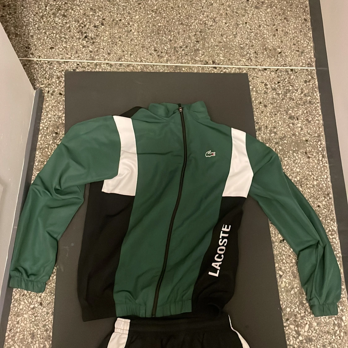 Grön och svart träningsjacka från Lacoste - 1