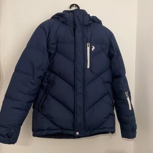 Peak Performence Jacka - Hej! Säljer nu min Peak jacka då jag inte använder den längre! Jackan är i bra skick och snygg! Skriv om ni är intresserade eller undrar något! priset är inte hugget i sten!