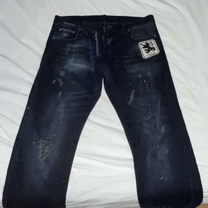 jeans Dsquared2 - Snygga mörkblå jeans från Dsquared2 som är knappt använd. Längden på benen är 110 och midjan är s34. Hör av er vid intresse🤩🤝