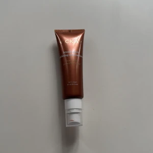 Bronze Glow Priming Moisturizer - Säljer en Hickap Bronze Glow Priming Moisturizer. Denna primer ger en  bronzig effekt och är perfekt för alla hudtyper. 100% vegansk och återfuktande för en jämn och fin bas. Använd 1-2 gånger. 