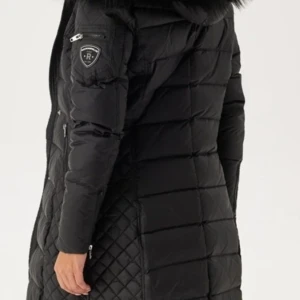 Svart dunjacka från Rockandblue - Snygg svart dunjacka från Rockandblue med quiltade detaljer och en mysig pälsfodrad huva. Jackan har dragkedja och knappar framtill samt praktiska fickor med dragkedja. Perfekt för kyliga dagar.