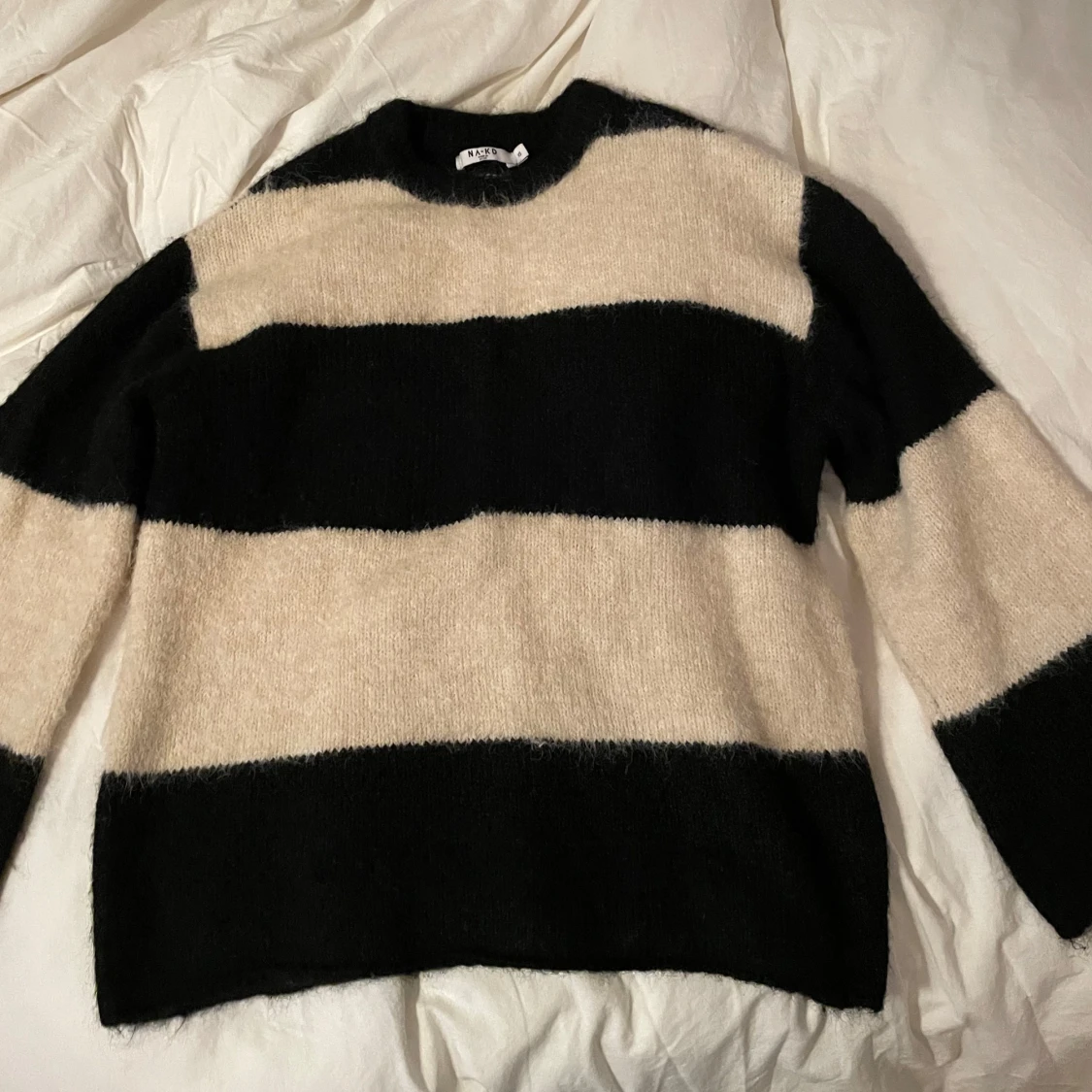 Randig stickad tröja i svart och beige - 1