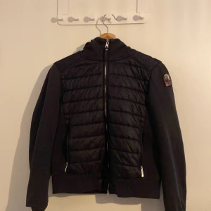 Parajumper jacka - Hej, nu säljer jag min parajumper vår jacka eftersom den inte används längre. Den är i utmärkt skick och är i storlek S. Original priset på denna jacka är runt 4700kr. Jag vill ha runt 3000 för den. Priset är såklart förhandlingsbart vid snabb affär 💕