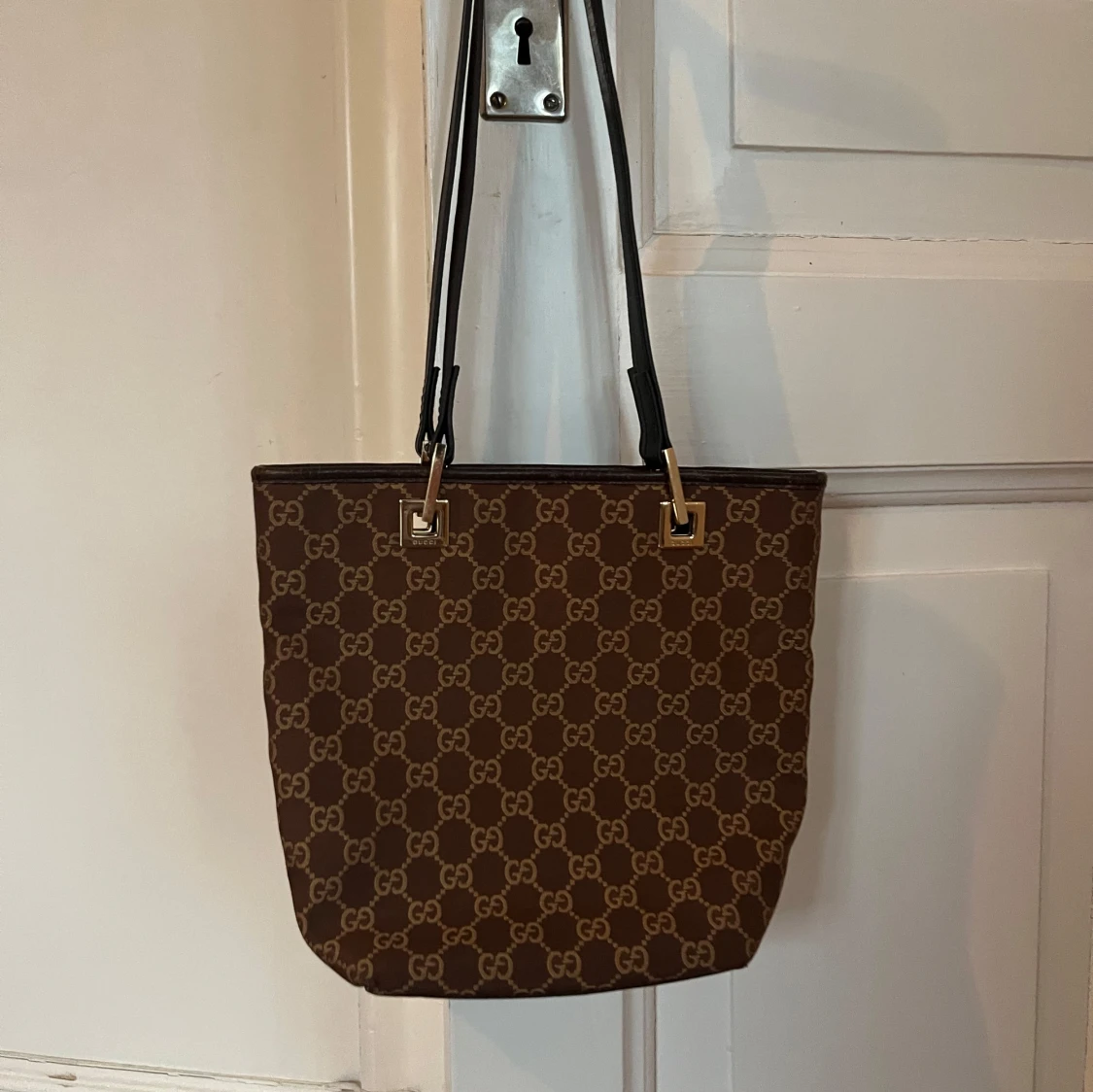 Brun axelväska från Gucci