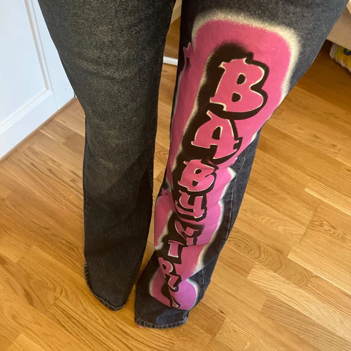 Blåa low rise jeans med rosa detaljer - 1