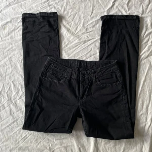 Midrise jeans - Bra skick! Mått: midjemått rakt över 37-40 (stretch) grenhöjd 22 benöppning 21 innerbenslängd 80cm💗 jag är 180