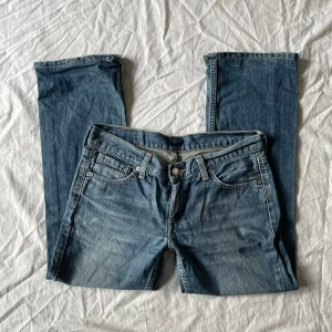 Levis jeans - Bra skick, de är uppsydda och passar någon som är ca 155, mått: midjemått rakt över 41,5 grenhöjd 19,5 benöppning 21,5 innerbenslängd 67cm💗