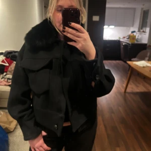 Meotine jacka - Den populära meotine jackan!  Den saknar två knappar i mitten på jackan, och även dem två som ska sitta på bröst fickorna.  Tyvärr så är det väldigt välkänt att knapparna inte sitter ”bra” dem var lösa redan vid inköp (köptes förra hösten för 3200kr) har använts kanske 2-3 gånger. Allt annat är i perfekt skick förutom dessa jäkla knappar. Om någon går i banor om att köpa  denna jacka så köp den av mig för ett billigt pris och köp nya knappar.  Kram 🖤 Storlek M-L