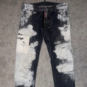 Unika jeans med mönster från Dsquared2 - Snygga jeans från Dsquared2 med ett unikt mönster i svart och vitt. De har en dragkedja framtill och coola detaljer som ger en edgy look. Perfekta för dig som vill sticka ut!
