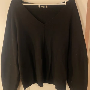 Svart v-ringad tröja - Säljer en svart tröja med v-ringning. 