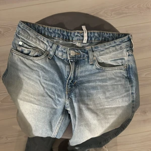 Weekday jeans - Jeans från weekday som inte kommer till användning. De är straight och kan dras ner till lågmidjade. Kom privat för frågor!