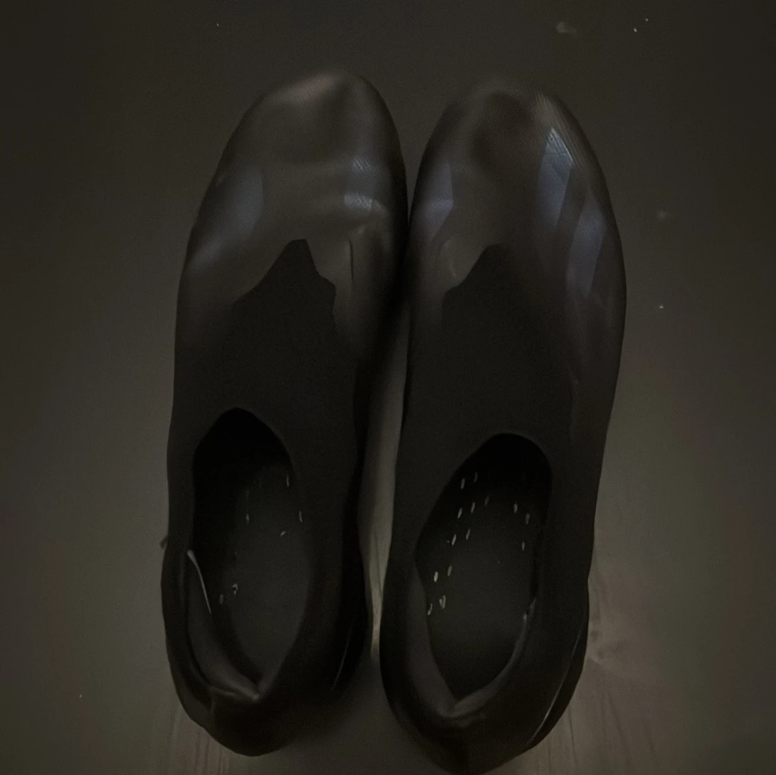 Svarta fotbollsskor med blå detaljer - 4