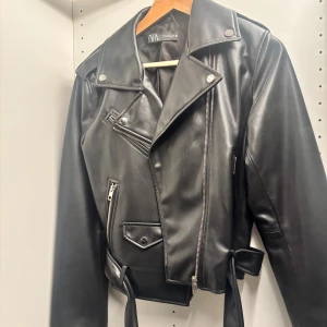 Skinnjacka - Skinnjacka från zara, aldrig använd. Storlek XL men är liten i storleken och mer som S