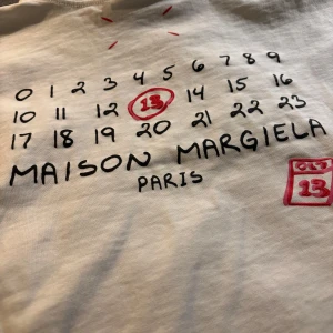 Vit t-shirt från Maison Margiela - Snygg vit t-shirt från Maison Margiela med tryck både fram och bak. ⭐️ Skicket är 10/10. Storlek M sitter mer som S/M. Hör av er vid frågor! 🤝
