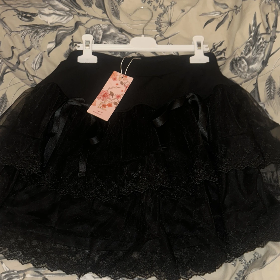 Svart kjol med spets och volang