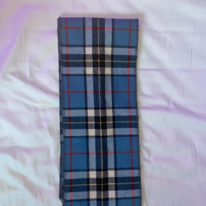 Hamilton Bermuda scarf och halsduk - Hamilton Bermuda scarf rutig. Den är varm och skön bra skick 