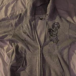 Grå Von studio Hoodie - Grå Von studio Hoodie i stl XS