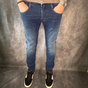 REPLAY ANBASS HYPERFLEX JEANS - Replay anbass hyperflex jeans - Slim fit passform - Storlek W31/L32 - Nypris runt 1800kr -  Deluxecloset