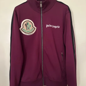 Moncler  - Moncler x palm angels track top. Väldigt svår att få tag på! Skick 9/10 super fin. Pris 2890kr.