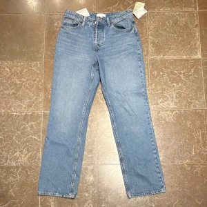 Raka Jeans  - Ett par jättesnygga blåa jeans från HM andligt använda med lappen kvar. Som är raka och högmidjade i storlek 40. 