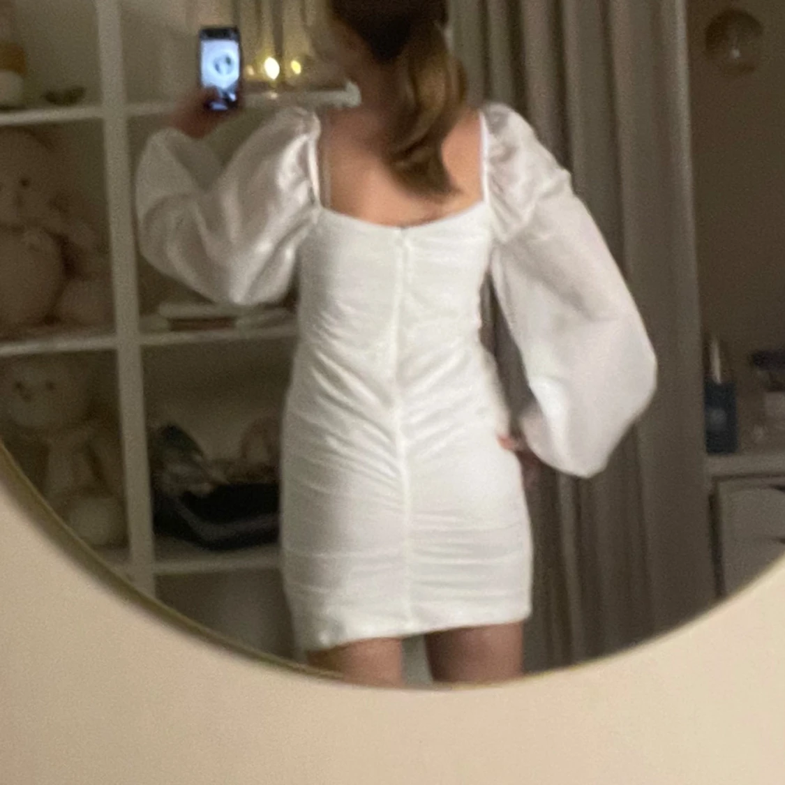 Vit klänning med puffärmar - 2