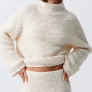 Naturvit fluffig tröja - Mysig och fluffig naturvit tröja med en högre krage och långa ärmar. Perfekt för kyliga dagar när du vill känna dig varm och bekväm. Helt slutsåld! Inte använd många gånger så är som nyskick. Skickar gärna mer bilder vid intresse!💕