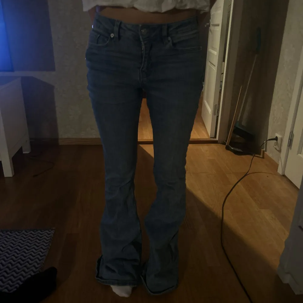 Snygga blå bootcut jeans. Perfekta för en avslappnad stil. Är 163❤️. Farkut & Housut.