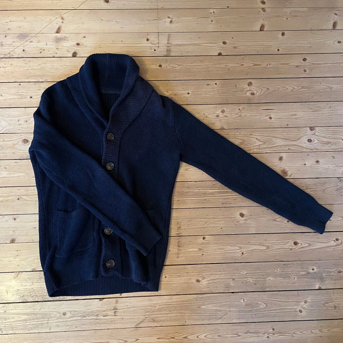 Mörkblå stickad kofta med knappar - 1