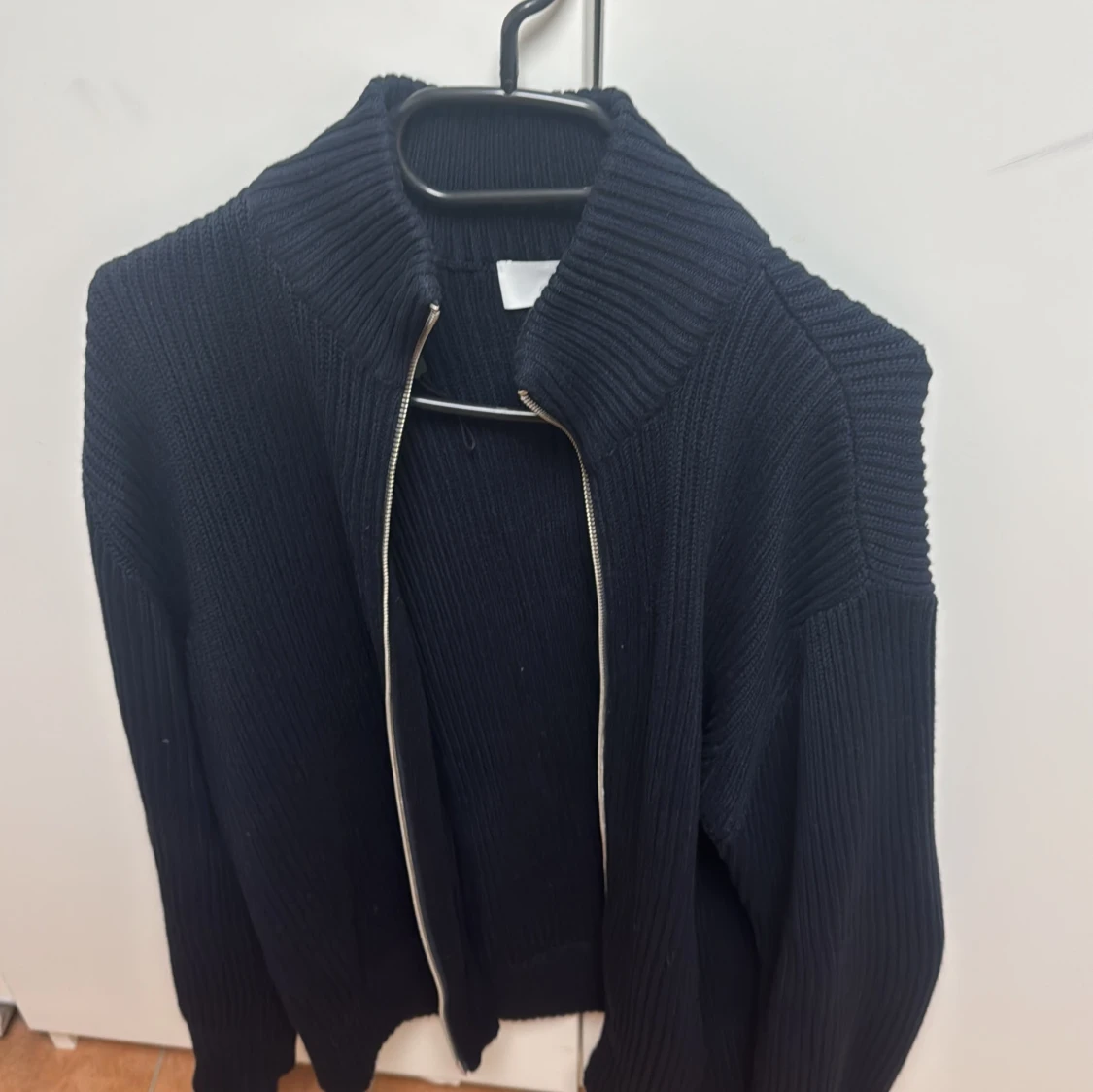 Svart stickad kofta med dragkedja - 2