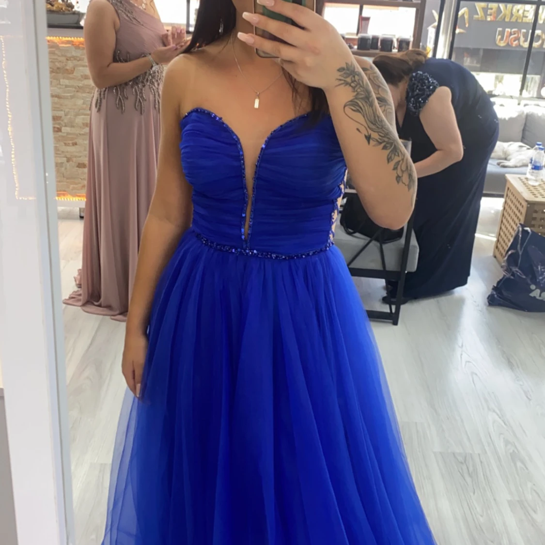 Blå axelbandslös klänning