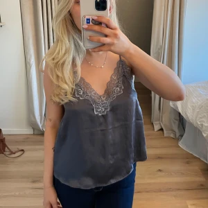 Nattlinne - Super fint nattlinne från hm. Lappen är bortklippt men tror de är storlek S❤️ jätte fina spetsdetaljer och går lika bra att sova i som att ha på fest!