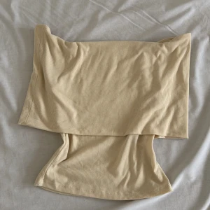 Beige offshoulder topp - Trendig beige offshoulder topp med ribbad design, så fin woooww storlek xs/s🐆 (sista bild är ett exempel på hur den sitter)