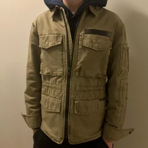 Zadig & Voltaire field jacket - Zadig & Voltaire | Storlek: XS | Skick: 10/10 | Ny pris 350 euro. Pris kan diskuteras vid snabb affär. Hör av dig vid frågor och funderingar!