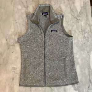 Grå patagonia väst  - Skick: 9,5/10. Västen har endast blivit testad. Från märket patagonia i storleken M. 