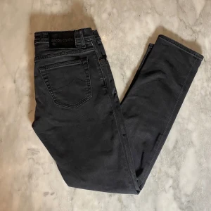 Jacob Cohen jeans svarta  - Skick: 9/10. Jeansen är i väldigt bra skick och har inga defekter. Från märket Jacob Cohen. Om du är osäker på om det kommer att passa kan du alltid fråga om mått! 