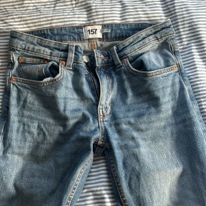 Blå jeans från 157 - Säljer ett par klassiska blå jeans från 157. De har en rak passform med fickor och knappgylf. Low waisted Bootcut. Strl S.