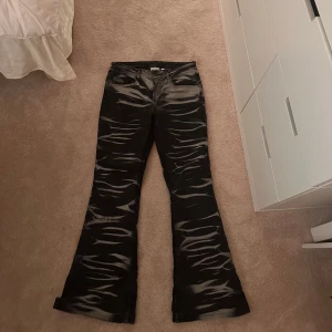 Jeans - As coola jeans från raggad med kola mönster. Knappt använda då dem är förstora för mig. Skriv för fler bilder