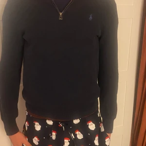 Mörkblå tröja från Polo Ralph Lauren - Säljer en stilren mörkblå tröja från Polo Ralph Lauren i mjuk pima bomull.  Bild 3 litet hål som kan lagas med ett par stygn. Därav priset. Modell 185 cm 78 kg pssssr alltså (M) man 