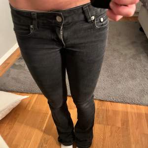 Snygga svarta bootcut jeans med låg midja och dragkedja. Perfekta för en casual look. Tyvärr är de lite söndertrampade och har ett hål på ena för de var för långa för mig men inget som man tänker på så! 