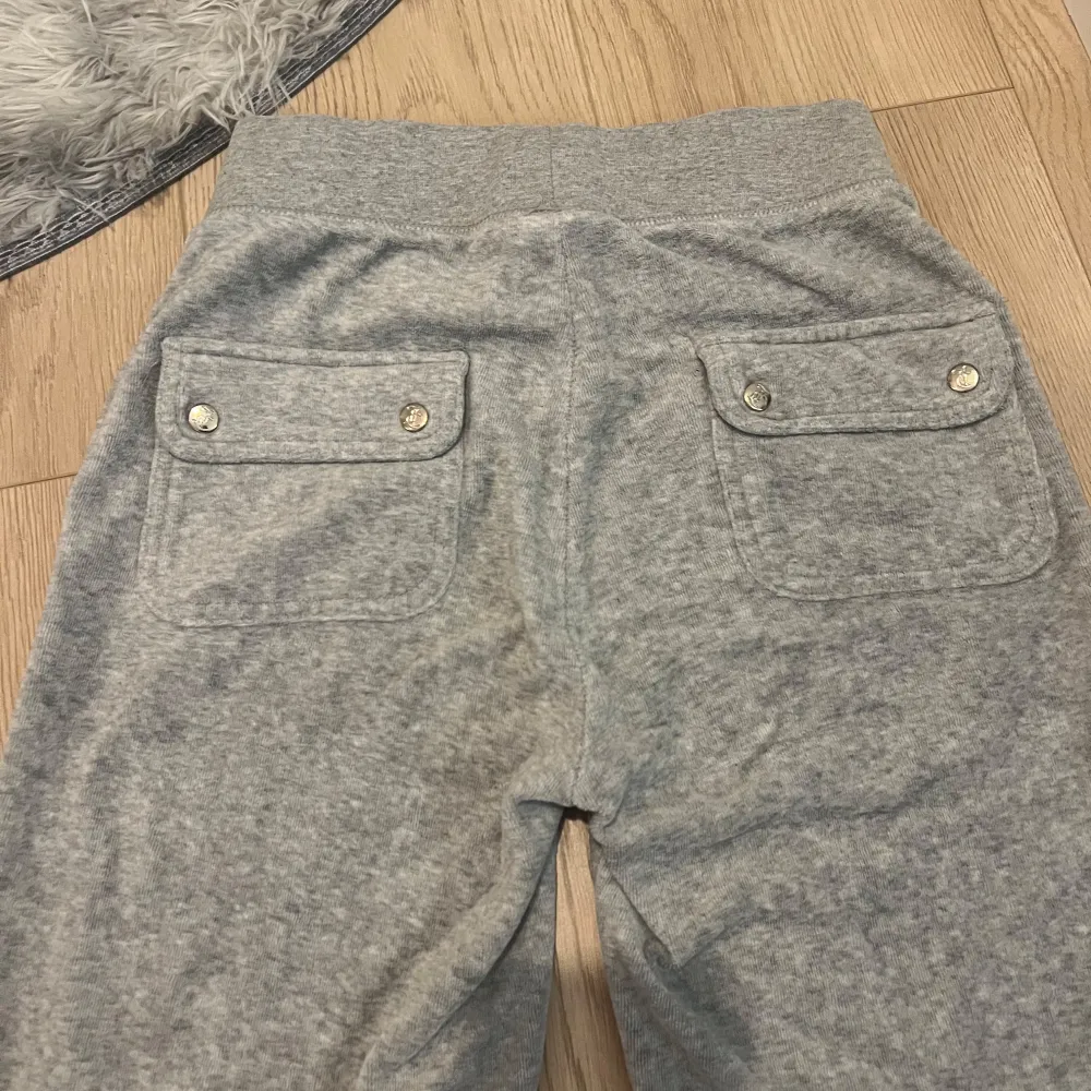 Gråa juicy-byxor i XXS. Säljer då de har blivit för små för mig. Saknar en metall grej på snöret (se bild 5). Farkut & Housut.