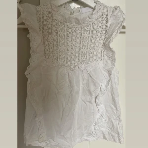 Vit spetsblus från MNG - Säljer en söt vit blus från Mango med vackra spetsdetaljer och volanger. SKRIV TILL MIG INNAN NI KLICKAR PÅ KÖP!! 💞💞