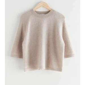 Other stories stickad tröja - Jätte fin och trendig stickad tröja från other stories, säljer då den inte kommer till användning, är i nytt skick endast använd några gånger, kontakta mig vid intresse❤️ original pris 800kr