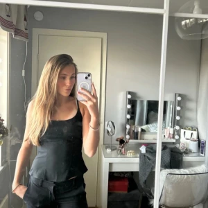 Svart festtopp ifrån HM - Snygg svart festtopp från med en elegant design. Perfekt för att matcha med olika outfits. Toppen till en enkel och stilren look. Aldrig använd❤️