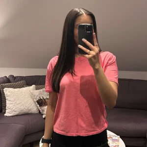Rosa t-shirt - Säljer en rosa t-shirt från Zara. Storlek M, köparen står för frakten!💗