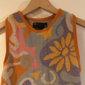 70-tals klänning med blommigt mönster 🌸 - Jättemjuk och skön klänning som sitter jätte bra! 