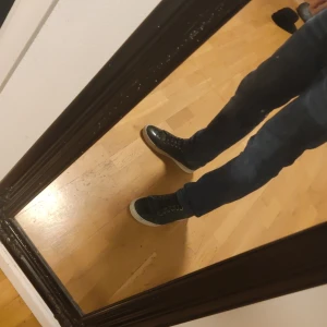 Svarta sneakers från Lanvin - Snygga svarta sneakers från Lanvin med snörning och vit sula. Perfekta för en stilren look. Skorna har en klassisk design med en modern touch.priset kan diskuteras!